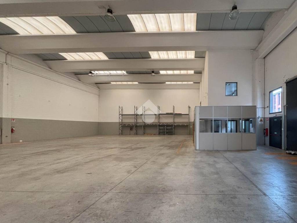 locale commerciale in affitto a Bernareggio