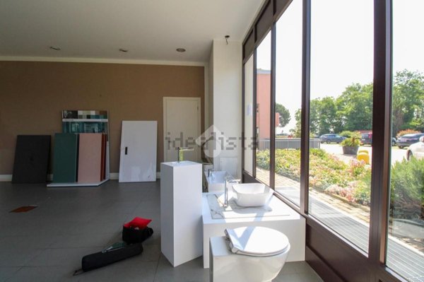 negozio in affitto a Besana in Brianza