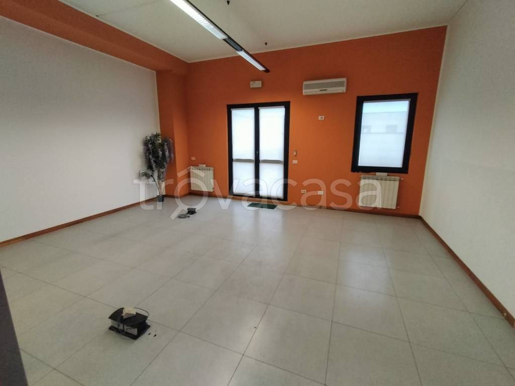locale commerciale in affitto a Biassono