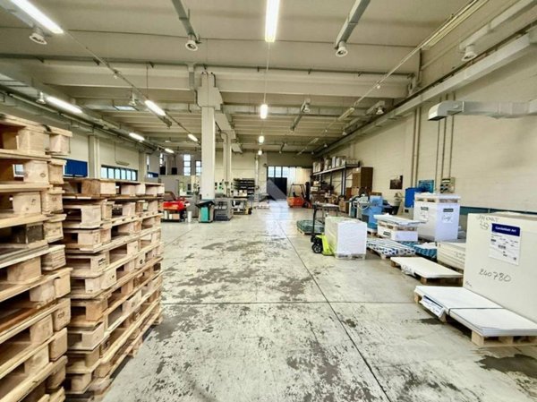 locale commerciale in affitto a Biassono