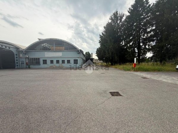 capannone in affitto a Biassono