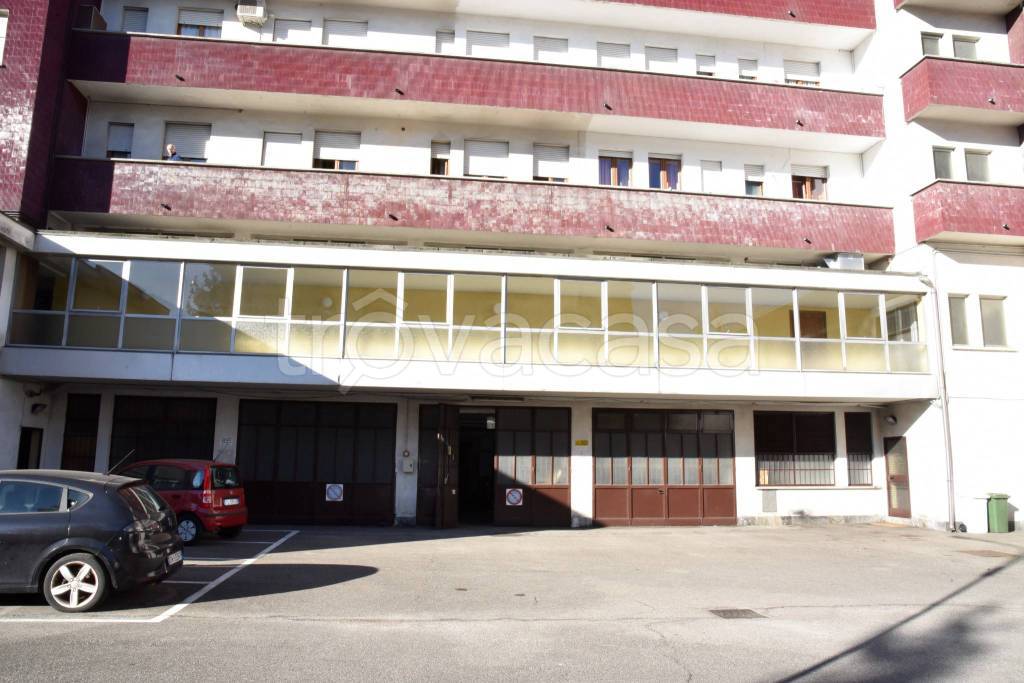 locale commerciale in affitto a Bovisio-Masciago