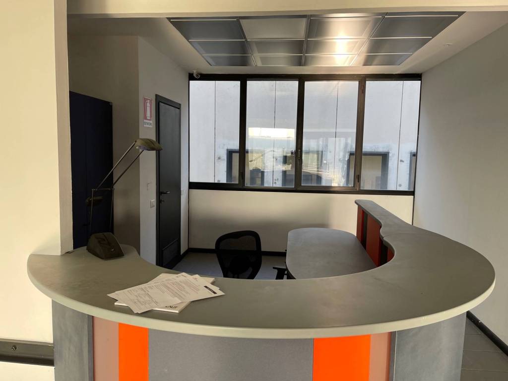 locale commerciale in affitto a Brugherio