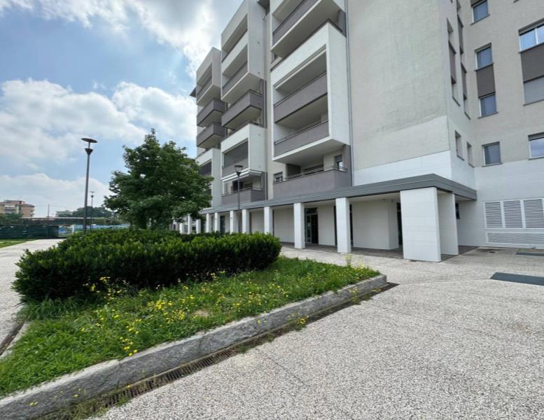 negozio in affitto a Brugherio