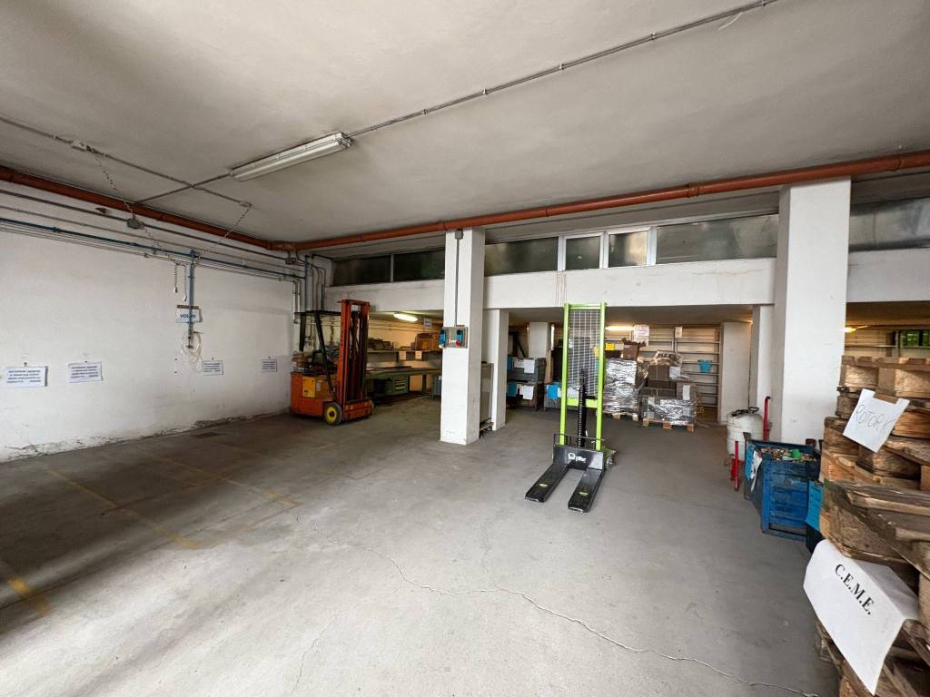 locale commerciale in affitto a Brugherio