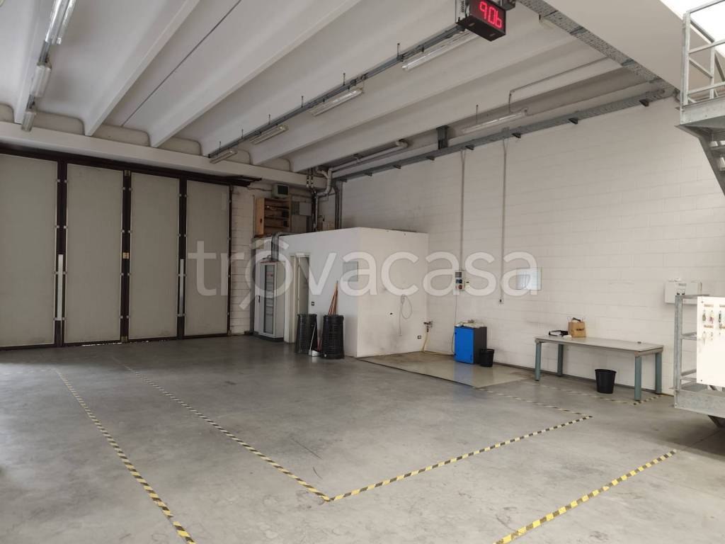 locale commerciale in affitto a Brugherio