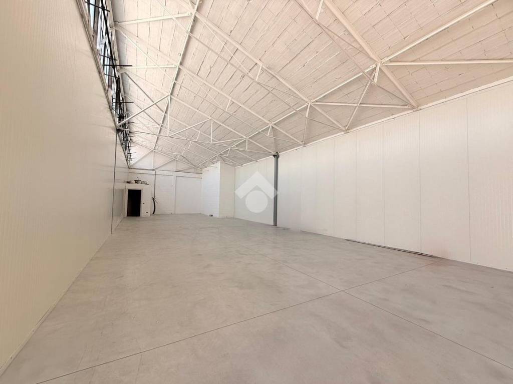 locale commerciale in affitto a Brugherio