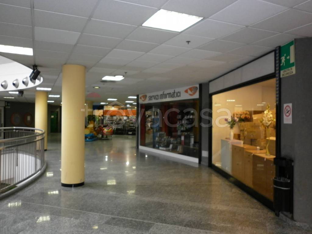 negozio in affitto a Brugherio in zona Dorderio