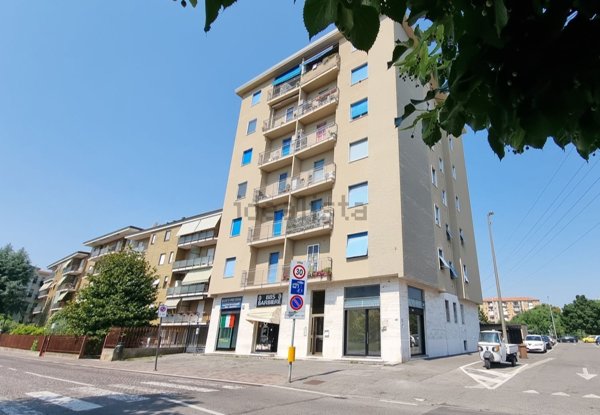 negozio in affitto a Brugherio in zona Dorderio