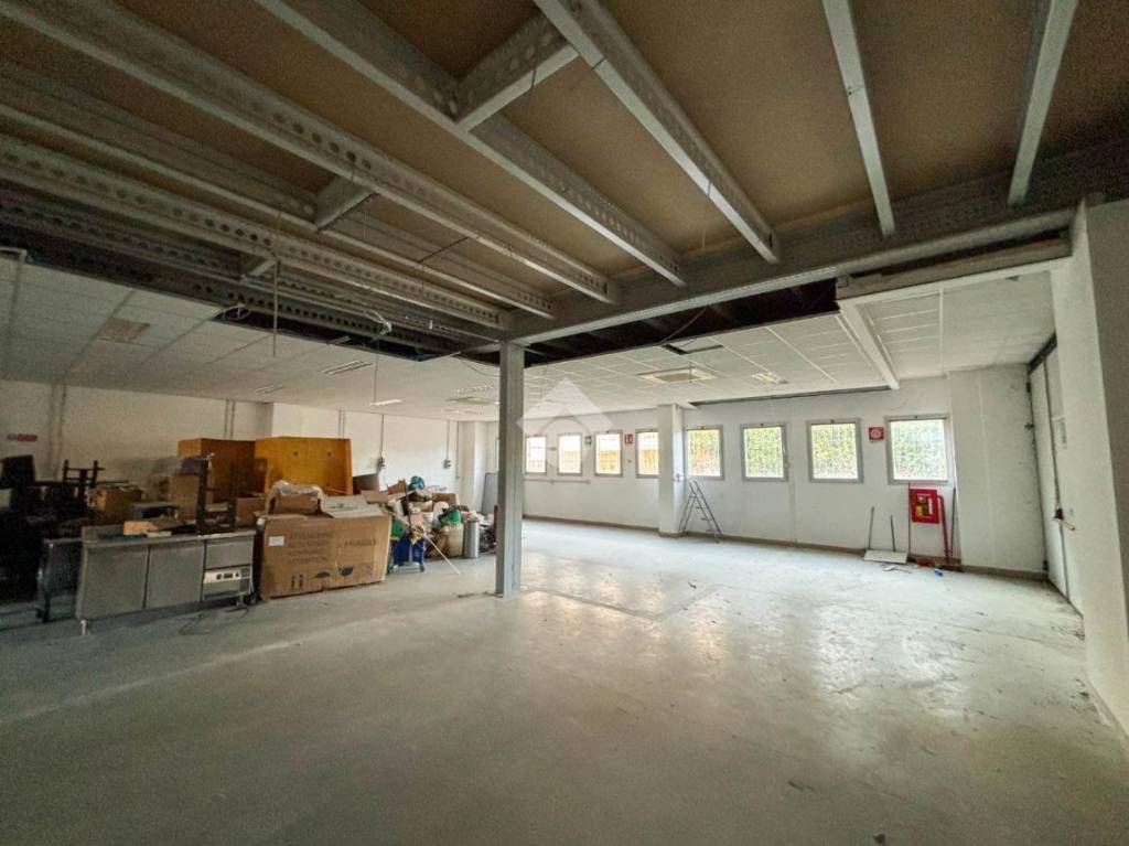 locale commerciale in affitto a Burago di Molgora