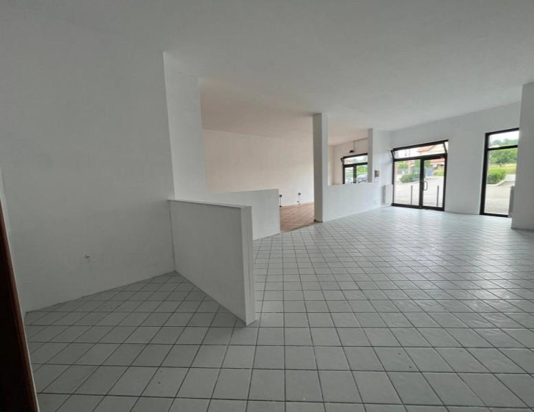 locale commerciale in affitto a Camparada