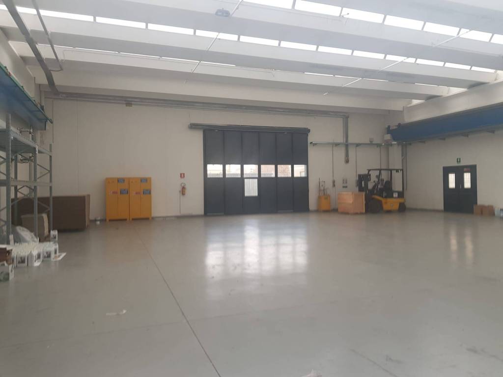 locale commerciale in affitto a Carate Brianza