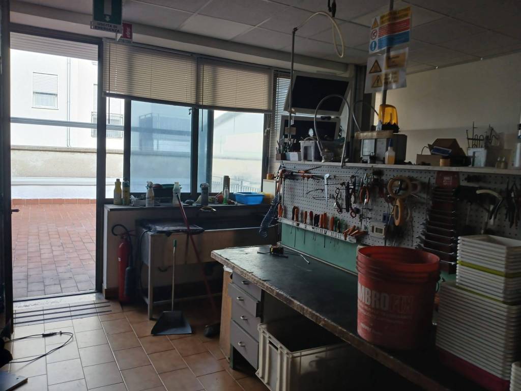 locale commerciale in affitto a Carate Brianza