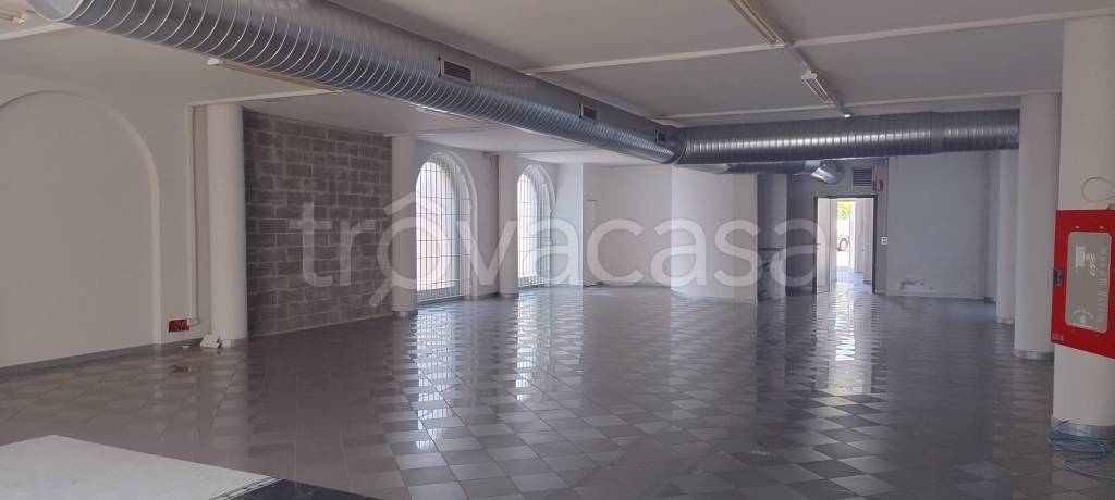 negozio in affitto a Carate Brianza