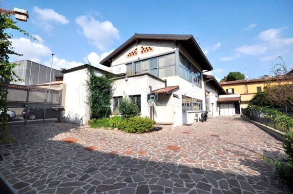 locale commerciale in affitto a Carate Brianza