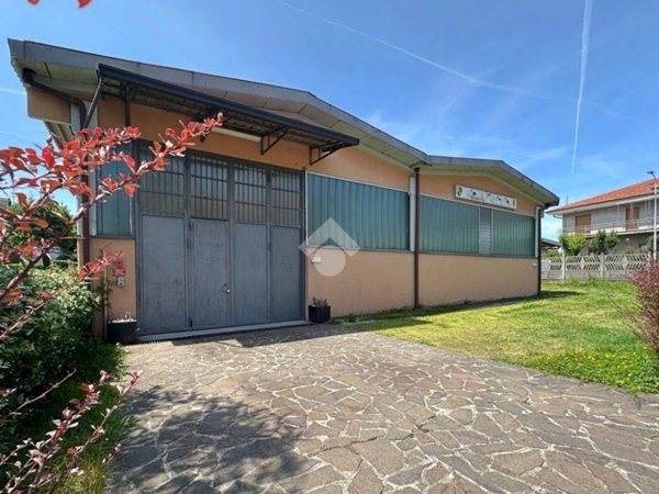 negozio in affitto a Carate Brianza