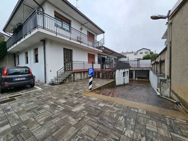 locale commerciale in affitto a Carate Brianza