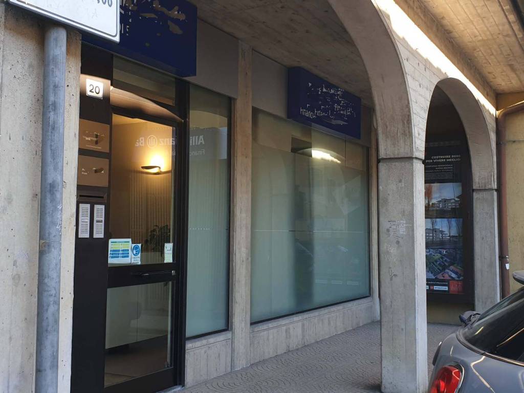 negozio in affitto a Carate Brianza