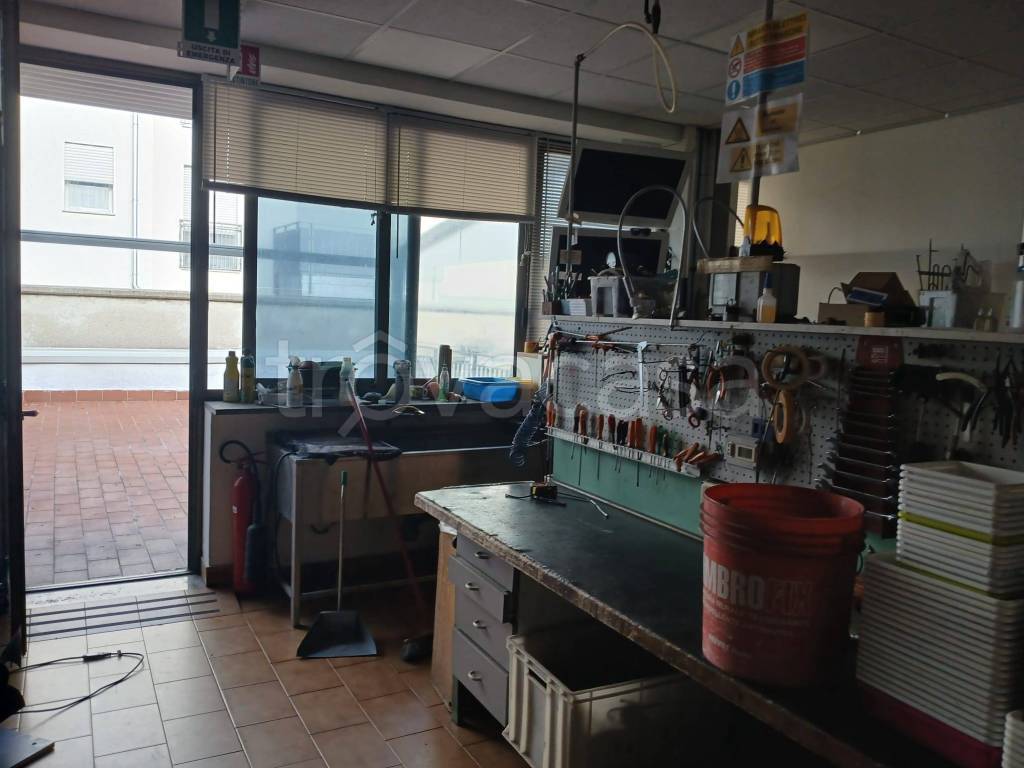 locale commerciale in affitto a Carate Brianza