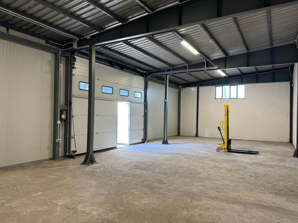 locale commerciale in affitto a Carate Brianza