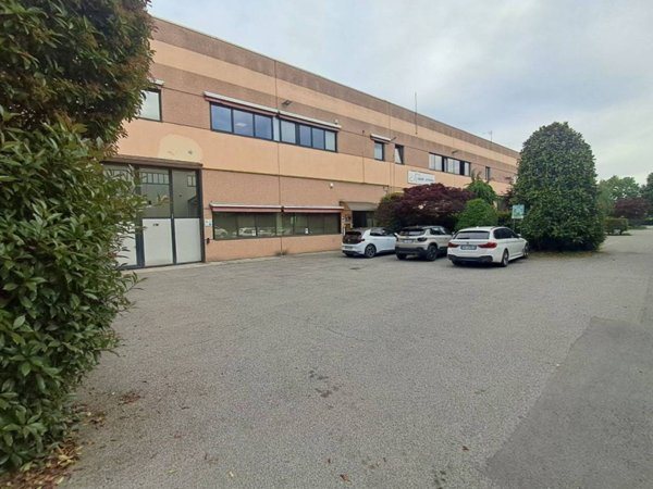 locale commerciale in affitto a Carate Brianza