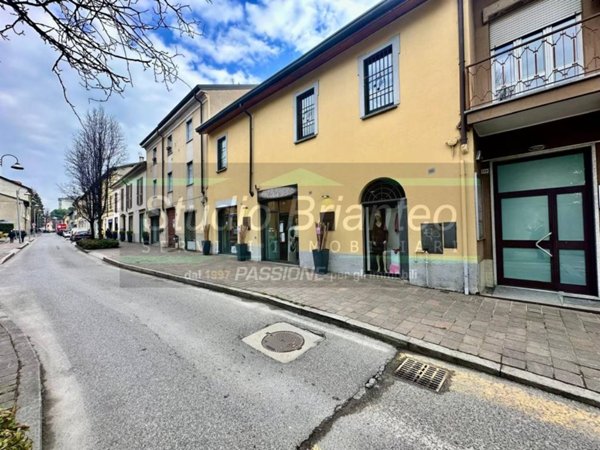 negozio in affitto a Carate Brianza in zona Costa Lambro