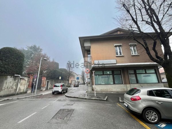 ufficio in affitto a Carate Brianza in zona Agliate