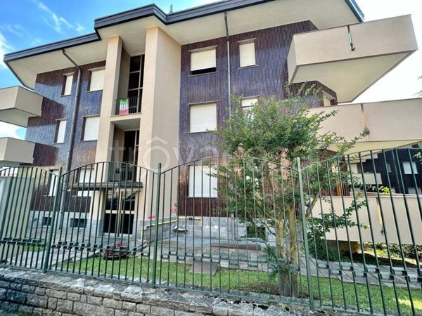 appartamento in affitto a Carate Brianza in zona Costa Lambro