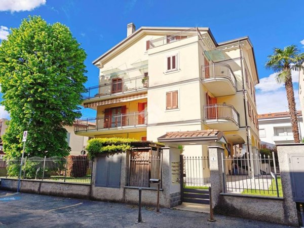 appartamento in affitto a Carate Brianza in zona Costa Lambro