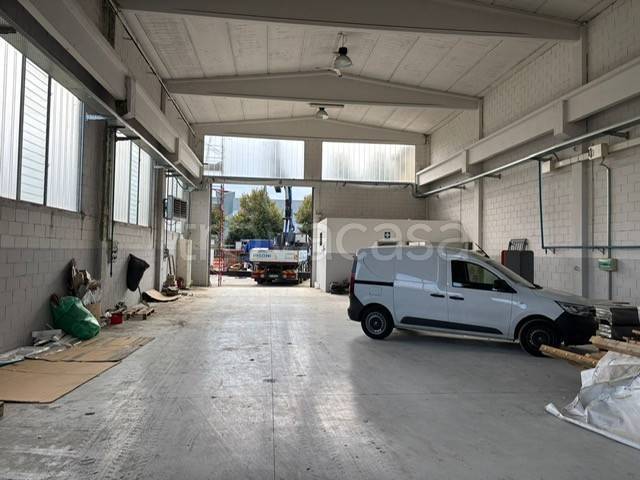 locale commerciale in affitto a Cavenago di Brianza