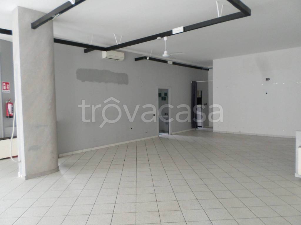 negozio in affitto a Cesano Maderno