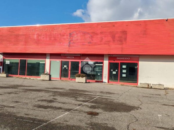locale commerciale in affitto a Cogliate