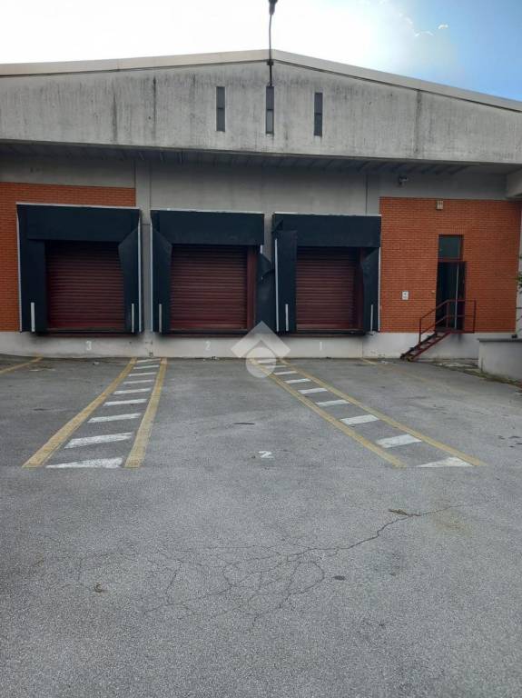 locale commerciale in affitto a Cogliate