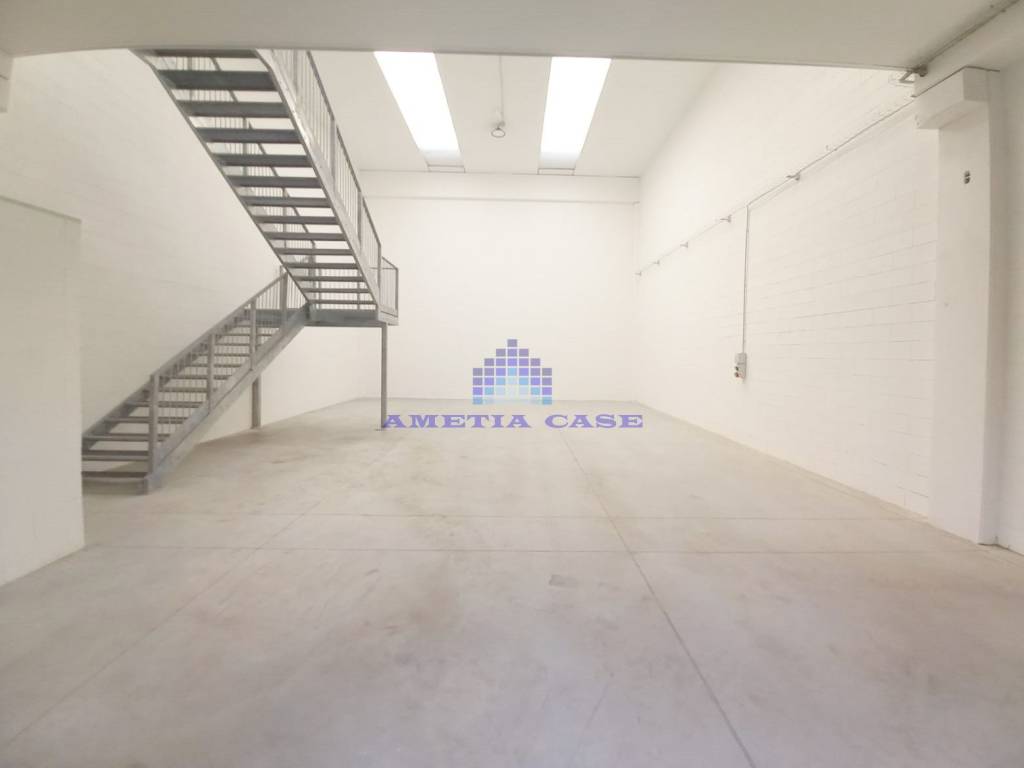 locale commerciale in affitto a Concorezzo