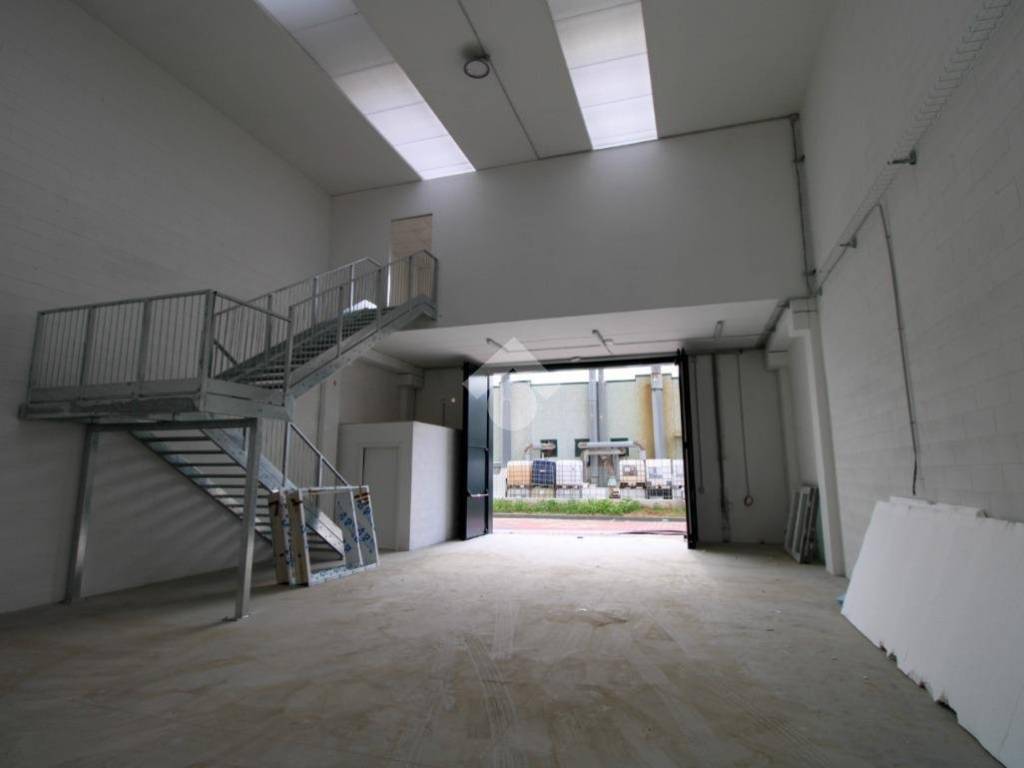 locale commerciale in affitto a Concorezzo