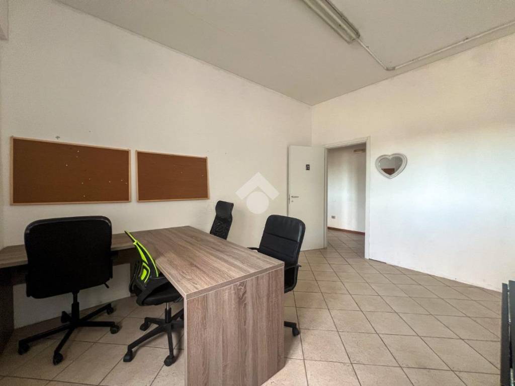 locale commerciale in affitto a Desio
