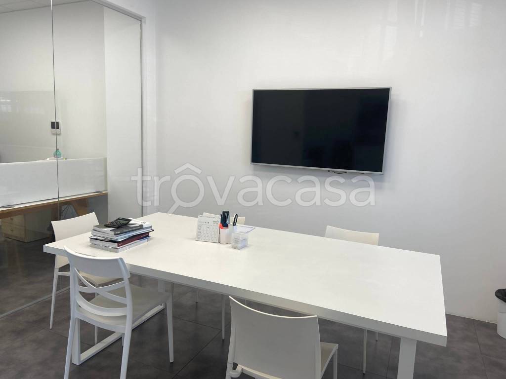 locale commerciale in affitto a Desio