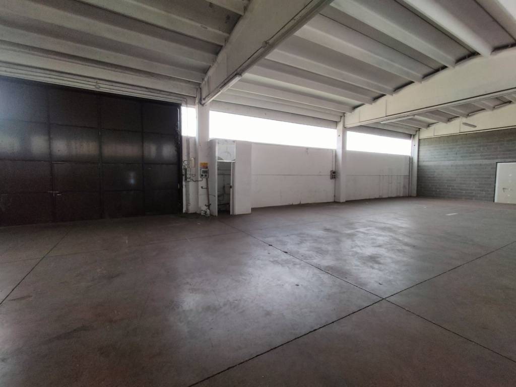 locale commerciale in affitto a Desio