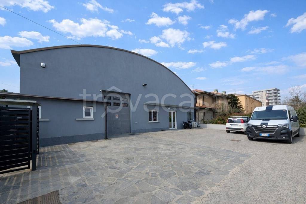 locale commerciale in affitto a Desio