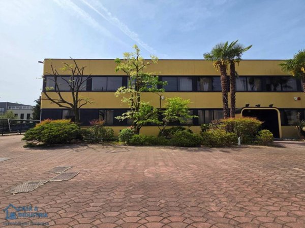locale commerciale in affitto a Desio