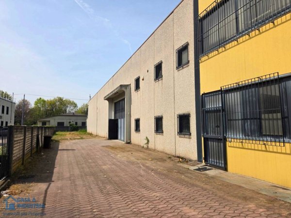 locale commerciale in affitto a Desio