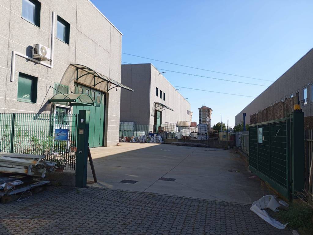 locale commerciale in affitto a Giussano in zona Paina