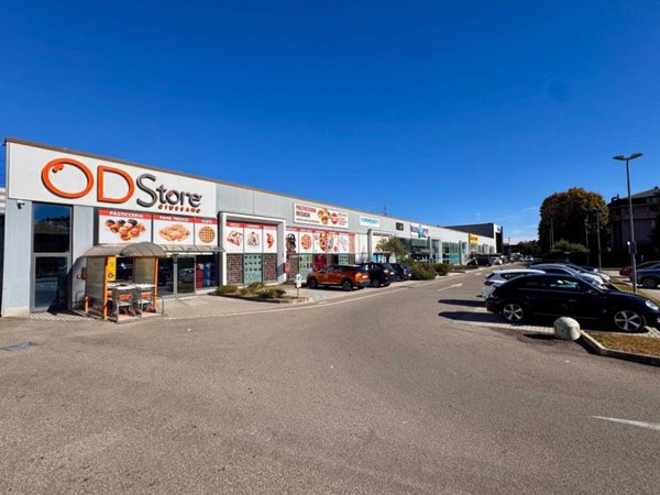 negozio in affitto a Giussano in zona Paina