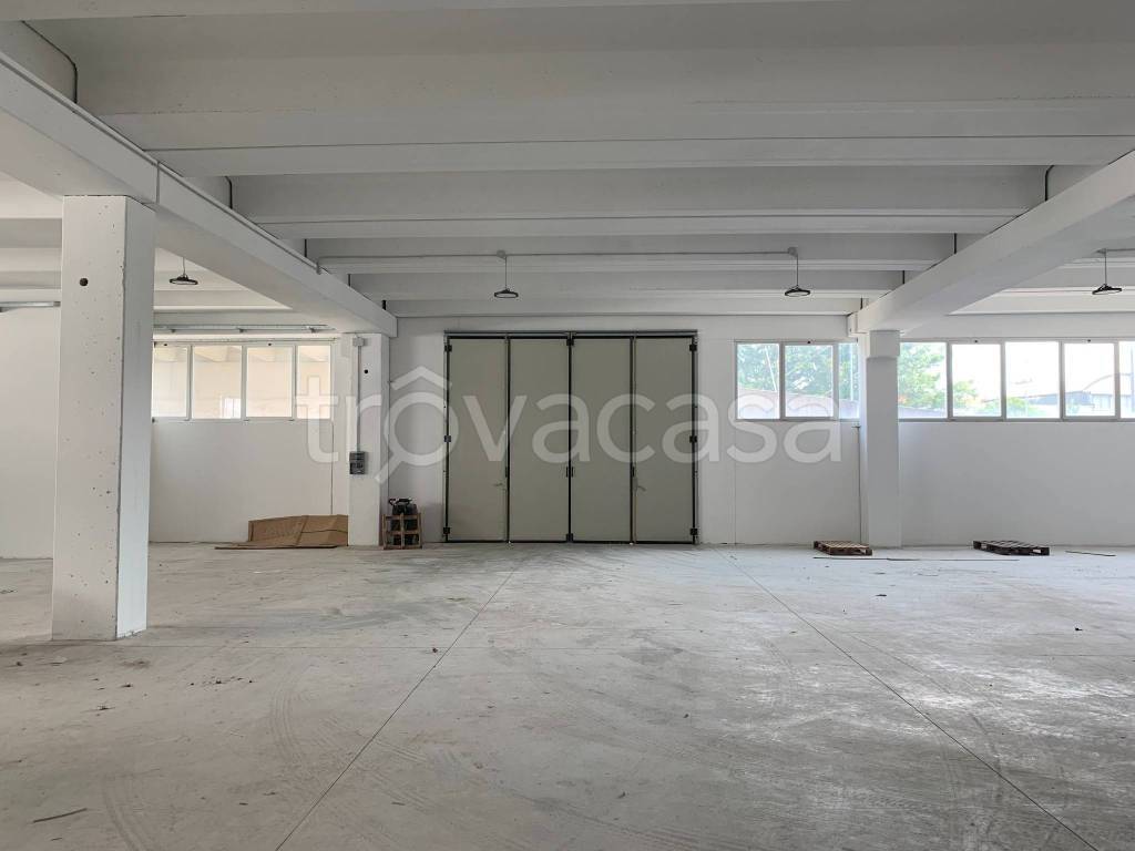 locale commerciale in affitto a Giussano