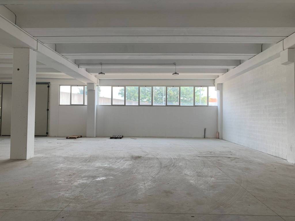 locale commerciale in affitto a Giussano