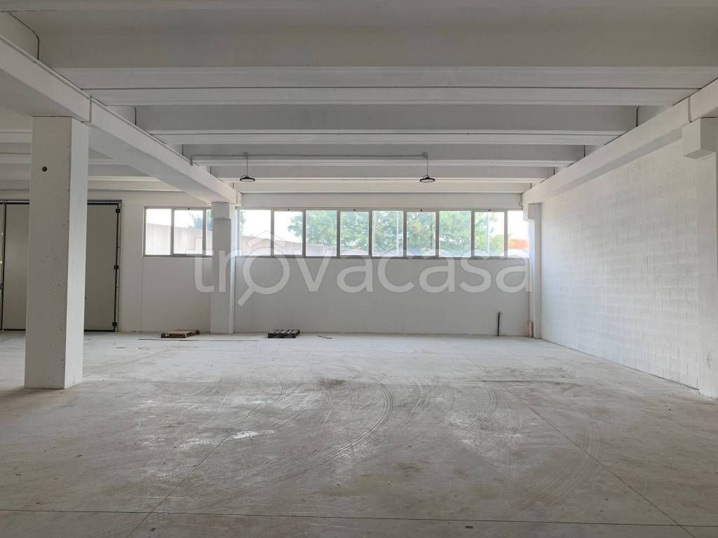 locale commerciale in affitto a Giussano