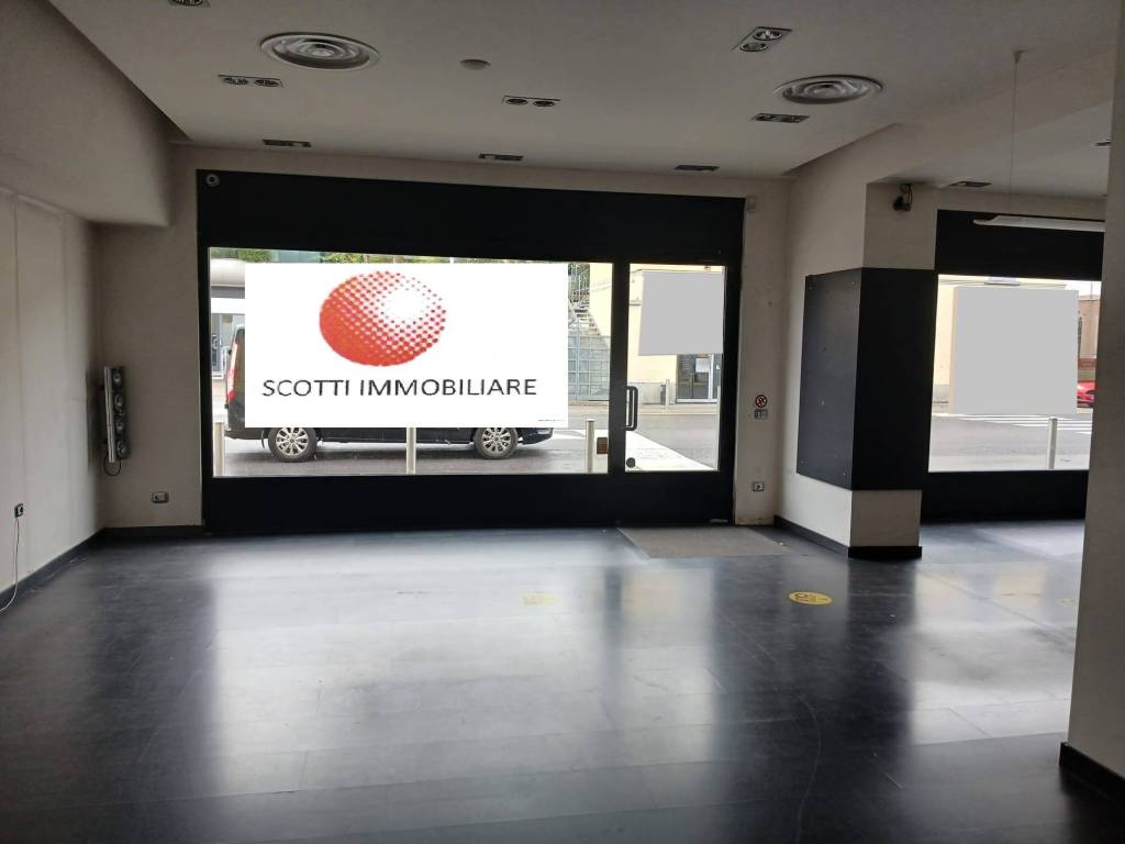 negozio in affitto a Giussano in zona Paina