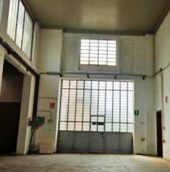 locale commerciale in affitto a Giussano