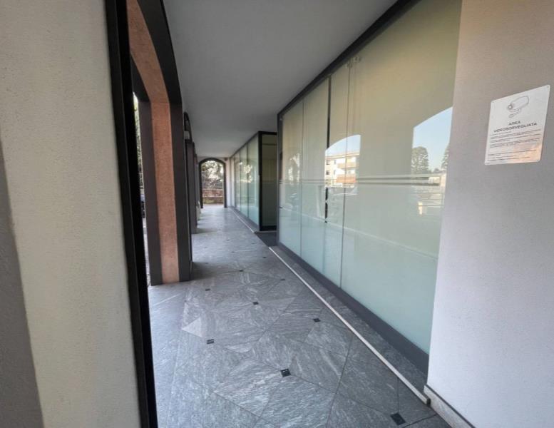 locale commerciale in affitto a Giussano in zona Paina