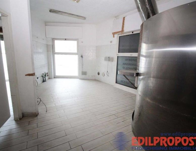 locale commerciale in affitto a Lazzate